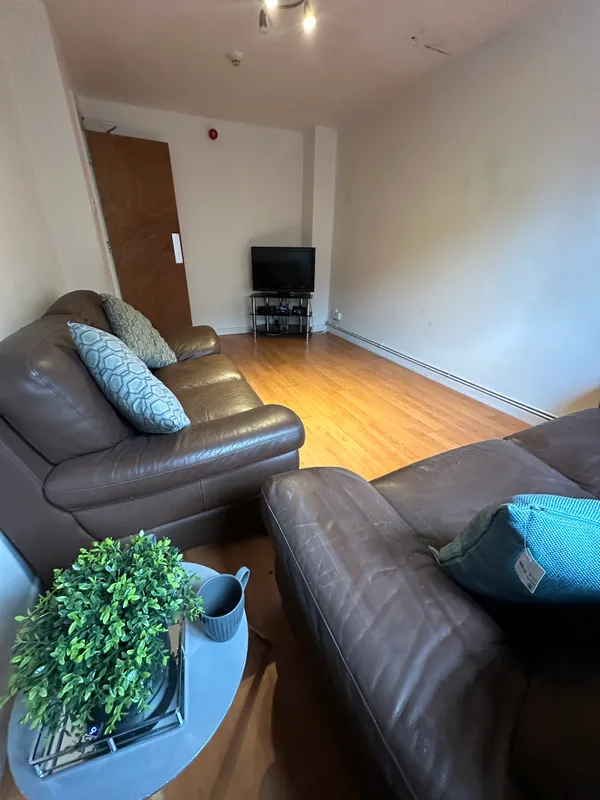 6 Bedroom Student House- 31 Denison Court NG7 3PH - Thumbnail 3
